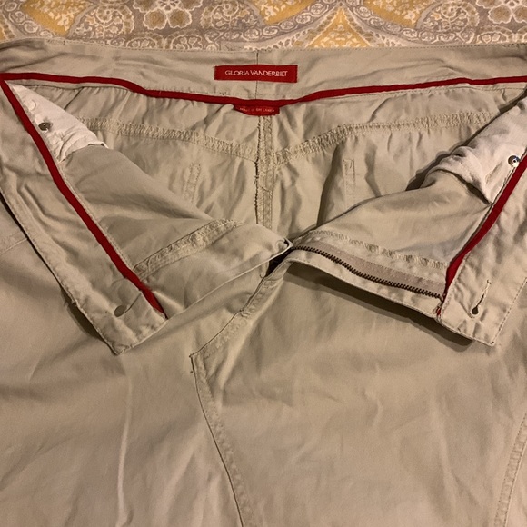 Gloria Vanderbilt tan skirt. - Picture 3 of 6